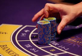 Layar bonus Tarung Mesin dengan simbol pencar dan putaran gratis yang diaktifkan